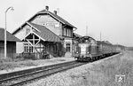 SNCF BB 66045 fährt mit dem umgeleiteten D 111 durch den Bahnhof Wintersdorf (Baden), der seit 7. Oktober 1950 keinen Reisezug mehr gesehen hatte. (16.05.1966) <i>Foto: Wolfgang Jahn</i>