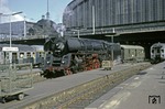 Eine von 8 Maschinen der Baureihe 01.5, die mit Boxpok-Rädern ausgestattet war, war 01 508 vom Bw Wittenberge, die hier vor D 163 nach Berlin in Hamburg Hbf wartet. (02.07.1968) <i>Foto: Will A. Reed</i>