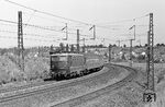 Die noch blau lackierte E 41 025 vom Bw Offenburg vor D 530 (Kassel - München) bei Tamm (Württ). (18.05.1966) <i>Foto: Wolfgang Jahn</i>