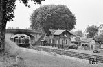 Eine unerkannt gebliebene V 100 mit P 1317 nach Ulm bei Aulendorf-Zollenreute. Das Gebäudeensemble stammt noch aus der Zeit der Königlich Württembergischen Staats-Eisenbahnen. (03.06.1966) <i>Foto: Wolfgang Jahn</i>