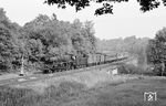 03 282 rollt mit E 4697 nach Ulm am Vr0 zeigenden Vorsignal zum Einfahrsignal des Bahnhofs Aulendorf vorbei. (03.06.1966) <i>Foto: Wolfgang Jahn</i>