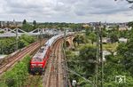 Im wuchernden Grünzeug fahren 218 411 und 218 415 mit IC 2012 aus Oberstdorf über die Rosensteinbrücke und werden in Kürze Stuttgart Hbf erreichen. Nebenbei: Die DIN EN 50122-1 (VDE 0115-3) sagt dazu dazu: "Zwischen den leitenden Teilen der Oberleitungsanlage und Ästen von Bäumen oder Sträuchern muss für Eisenbahnen mit Hochspannung bei Windstille und ohne Eislast ein Mindestabstand von 2,50 m eingehalten werden." Beim nächsten Windstoß den Betrieb einzustellen, ist aber wahrscheinlcih einfacher. (02.08.2025) <i>Foto: Joachim Bügel</i>