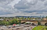 Die Arverio Deutschland GmbH ist ein Eisenbahnverkehrsunternehmen im Konzern der Österreichischen Bundesbahnen (ÖBB) mit Sitz in Stuttgart. Das Unternehmen wurde im Januar 2014 unter dem Namen Go-Ahead Verkehrsgesellschaft Deutschland GmbH gegründet und am 1. Februar 2024 von der ÖBB-Personenverkehr übernommen. Es führt durch die beiden Tochterunternehmen Arverio Baden-Württemberg und Arverio Bayern in Süddeutschland Schienenpersonennahverkehrsleistungen durch. Ein Zug der Arverio (ET 5 und ET 3) fährt als MEX 19230 aus Reutlingen über die Rosensteinbrücke in Stuttgart Hbf ein. Wer Verkehrschaos liebt, sollte Stuttgart besuchen. Es gibt gefühlt keine Stelle in der Stadt, wo nicht gebaut wird, wie hier an der B 10. (02.08.2025) <i>Foto: Joachim Bügel</i>