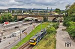 An der Rosensteinbrücke trifft ein Arverio-Triebwagen (ET 3 und ET 5) als MEX 19420 aus Crailsheim auf die SSB-Wagen 3015 und 3016 der U 14 nach Vaihingen. (02.08.2025) <i>Foto: Joachim Bügel</i>