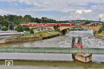 146 210 mit Werbung für "das Ländle" am RE 4216 aus Friedrichshafen Stadt auf der Rosensteinbrücke über den Neckar zwischen Bad Cannstatt und Stuttgart Hbf. (02.08.2025) <i>Foto: Joachim Bügel</i>