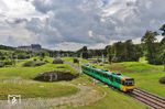 Tw 4202 der SSB als U 14 (Vaihingen - Mühlhausen) im Unteren Schloßgarten nahe der Haltestelle Mineralbäder. (02.08.2025) <i>Foto: Joachim Bügel</i>