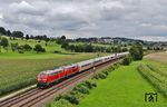 218 411 und 218 415 mit IC 2012 (Oberstdorf - Dortmund) bei Uhingen. (03.08.2025) <i>Foto: Joachim Bügel</i>