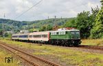 Eigentlich wollte sich die Train Rental GmbH (TRI) auf Triebfahrzeuge mit mindestens 140 km/h Höchstgeschwindigkeit konzentrieren. Die Erkenntnis, dass eine spurtstarke E-Lok mit einer Vmax von 110 km/h auf Strecken mit kurzen Halteabständen die geforderten Fahrzeiten durchaus halten kann, führte nun zu einer abweichenden Entscheidung: TRI kaufte die als Ersatzteilspender lange Jahre in Mukran abgestellten 139 222, 139 313 und 139 557. Das Vorhandensein der Wendezugsteuerung bei 139 313 ließ diese Lok im DB Cargo-Werk Oberhausen wieder auferstehen. Für die Original-Lackierung zeichnete die Centralbahn in Mönchengladbach verantwortlich. Auf ihrer ersten größeren Fahrt wurde E 40 1313 vor DLr 5669 nach Delitzsch in Wuppertal-Steinbeck abgepasst. (30.07.2025) <i>Foto: Wolfgang Bügel</i>