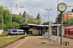 Die Baureihe 111 scheint nach ihrem Dienstende bei der Staatsbahn bei vielen Designern als Spielwiese entdeckt worden zu sein. So auch die zu Train Rental GmbH (TRI) gehörende 111 027, die dem blau-weißen Firmen-Design angepasst wurde, und hier den DLr 26797 nach Köln Bbf in Wuppertal-Steinbeck führt. (30.07.2025) <i>Foto: Wolfgang Bügel</i>