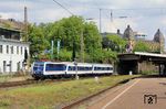 TRI 111 027 überführt zwei Steuerwagen als DLr 26797 aus der Werkstatt in Bad Bentheim vor der Kulisse der historischen Stadthalle (eröffnet 1900) in Wuppertal-Steinbeck. (30.07.2025) <i>Foto: Wolfgang Bügel</i>