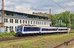 In Verbindung mit den eigenen Wagen harmoniert 111 027 Train Rental GmbH (TRI), die sich zum führenden Dienstleister für Ersatz- und Notverkehre in Deutschland entwickelt haben, ausgezeichnet. Hier ist die Lok vor der wöchentlichen Überführungsfahrt des DLr 26797 von Bad Bentheim nach Köln Bbf unterwegs. In seinem jährlichen Kundenzufriedenheitsbericht des VRR schneiden übrigens die Bn-Wagen von TRI mit Abstand am besten ab.  (30.07.2025) <i>Foto: Wolfgang Bügel</i>