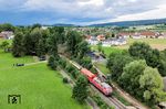 Der Regionalexpress (612 133/633 und 612 112/612) fuhr im Einschnitt bei Zell in die angespülten Erdmassen und entgleiste. Das erste Fahrzeug wurde daraufhin eine Böschung hinaufgeschoben und kollidierte dort mit einem Baum, dabei wurde die Front abgerissen. Die Fahrzeuge verkeilten sich ineinander und stürzten teilweise um. Die Enge des Einschnitts erschwerte die Rettungsmaßnahmen und Bergung der havarierten Fahrzeuge, wozu der Schienendrehkran aus Leipzig eingesetzt wurde. Während der vordere Zug wahrscheinlich an Ort und Stelle zerlegt wird, wurde die hintere Wageneinheit am 1. August mit 218 436 abtransportiert. Am Ende des abgeschleppten 612 612 sieht man die Unfallstelle. (01.08.2025) <i>Foto: Joachim Schmidt</i>