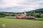 218 436 schleppt den hinteren Teil des Unfallzuges (612 612) zusammen mit der DB-Notfalltechnik bei Zwiefaltendorf ab. Der 612 112/612 war am 16.04.2015 in Tübingen bereits schon einmal in einen Unfall verwickelt. (01.08.2025) <i>Foto: Joachim Schmidt</i>