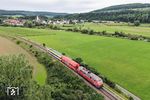 218 436 mit dem verunfallten zweiten Zugteil (612 612) bei Zwiefaltendorf. Dort fand, während man den Unfallzug abschleppte, ein ökumenischer Gedenkgottesdienst statt. Anwesend waren unter anderem die Politiker Kretschmann, Schnieder und Hermann sowie Bahnvorstand Lutz. (01.08.2025) <i>Foto: Joachim Schmidt</i>