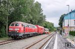 Die zu DB Regio - Regionalverkehr Baden-Württemberg in Ulm - gehörende 218 436 mit dem hinteren Unfallzugteil des 612 612 im Bahnhof Rechtenstein. Die 218 hatte nochmals ein HU-Verlängerung bis 07.10.2025 erhalten. Ihr äußerlicher Zustand lässt erwarten, dass dann auch ihr endgültiges Ende gekommen ist. Bei einer ersten Beurteilung des Unfalls kritisierte der Eisenbahningenieur Markus Hecht, Leiter des Fachgebiets Schienenfahrzeuge am Institut für Land- und Seeverkehr der Technischen Universität Berlin, die Deutsche Bahn. Der Unfall wäre, so Hecht, vermutlich weniger schwer verlaufen oder hätte vielleicht auch vermieden werden können, wenn der Zug mit einem modernen Bahnräumer ausgestattet gewesen wäre. Bei den eingesetzten Fahrzeugen der Baureihe 612 sei bei Modernisierungen kein zeitgemäßes Bahnräumungssystem nachgerüstet worden. Er vermutete, ein solches hätte das Hindernis beseitigen können. Aufgrund der mangelnden Winter- und Schneeräumtechnik der Züge dürften sie teils im europäischen Ausland nicht fahren. Des Weiteren empfahl Hecht der Deutschen Bahn, die Böschungen der Bahnstrecken zu verstärken und bessere präventive Maßnahmen zu ergreifen. Damit machte er die Deutsche Bahn für den Eisenbahnunfall hauptverantwortlich. (01.08.2025) <i>Foto: Joachim Schmidt</i>
