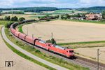 152 011 und 152 018 befördern einen EZ bei Geroldshausen. Der Einzelwagenverkehr beschert der Bahn-Güterverkehrstochter DB-Cargo hohe Verluste, was kein neues Phänomen ist. Für manche Branchen ist dieser Schienenverkehr aber unentbehrlich. Sigrid Nikutta, die Chefin von DB Cargo, stellt nun ein Ende des Angebots in den Raum, wenn es nicht zu einer massiven finanziellen Unterstützung durch den Bund kommt. Versucht hier das staatseigene Unternehmen seinen Eigentümer zu erpressen? (02.08.2025) <i>Foto: Joachim Schmidt</i>