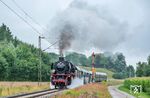 Auch 2025 fährt die "Ammersee Dampfbahn" wieder an fünf Sonntagen im Juli und August zwischen Augsburg und Utting. Mit der Dampflok 41 018 (042 018) des Bahnparks Augsburg können die Fahrgäste nochmals nostalgische Reisen wie einst die Badegäste zur Sommerfrische am Ammersee erleben. Bei nicht unbedingt einladendem Badewetter war 042 018 am 3. August 2025 bei Walleshausen unterwegs. (03.08.2025) <i>Foto: Joachim Schmidt</i>