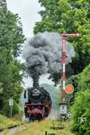 042 018 kachelt mit dem Sonderzug der "Ammersee Dampfbahn" nach Utting aus Schondorf. (03.08.2025) <i>Foto: Joachim Schmidt</i>