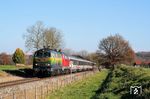 Die für ihre auffällige "Touristik"-Lackierung bekannte 218 418 mit 218 437 vor dem umgeleiteten EC 194 (München - Zürich) bei Arlach westlich von Memmingen an der Landesgrenze Bayern/Baden-Württemberg. (03.11.2005) <i>Foto: Stefan von Lossow</i>
