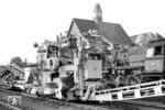 Eine damals moderne Schotterreinigungsmaschine im Einsatz im Bahnhof Remscheid-Lennep. Dahinter huscht 50 2302 vom Bw Düsseldorf-Derendorf vorbei. (1959) <i>Foto: Wilfried Sieberg</i>