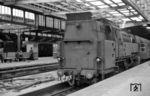 Die Neubauloks der Baureihe 65 traten die Nachfolge der preußischen T 18 vor den S-Bahn-ähnlichen Wendezügen von Essen über Kettwig nach Düsseldorf an. 65 014 (Bw Essen hbf) wartet vor einem Wendezug nach Essen auf die Abfahrt in Düsseldorf Hbf. (1963) <i>Foto: Wilfried Sieberg</i>