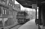 94 1124 (Bw Wuppertal-Vohwinkel) auf dem Essener Gleis (Gleis 11) im Bahnhof Wuppertal-Vohwinkel. (03.1960) <i>Foto: Wilfried Sieberg</i>