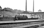 94 789 in ihrer Heimat-Dienststelle Bw Wuppertal-Vohwinkel. Rechts ist der alte Vohwinkler Lokschuppen aus dem Jahr 1910 mit seinem typischen gewölbten Dach zu sehen. Dieser achtzehnständige Teil des Ringlokschuppens sollte bald der Elektrifizierung zum Opfer fallen. (1960) <i>Foto: Wilfried Sieberg</i>