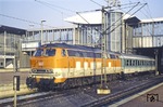 Die in den Citybahnfarben ursprünglich für den Einsatz auf der Strecke Köln - Gummersbach lackierte 218 135 vor einer Regionalbahn im neuen ICE-Bahnhof Kassel-Wilhelmshöhe. (12.03.1996) <i>Foto: Will A. Reed</i>