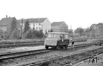 Im Bahnhof Radevormwald steht ein Klv 12 (Kleinwagen mit Verbrennungsmotor), der für den kürzeren Transport von Mitarbeitern zu kleinen Baustellen und für Inspektionsfahrten genutzt wurde. Das Vehikel hat offenkundig auch das Interesse eines Jungen geweckt, der sich das Gefährt von innen anschauen will. Der kleine Bahnwagen gehörte zur hier ansässigen Bahnmeisterei, die für die Gesamtstrecke zwischen Brügge (Westf) und Wuppertal-Rauental verantwortlich zeichnete. (1963) <i>Foto: Wilfried Sieberg</i>