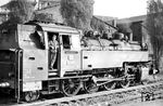 86 872 in ihrer Heimat-Dienststelle Bw Remscheid-Lennep. Im Rahmen der Bahnhofserweiterung entstand von 1906 bis 1908 am nordöstlichen Ende an der Ausfahrt Richtung Lüttringhausen diese zusätzliche Erweiterung des ursprünglichen Bw Lennep. Das originäre Bahnbetriebswerk befand sich unmittelbar westlich der an das Empfangsgebäude grenzenden Kopfgleise für die Strecken nach Krebsöge und Opladen. Am 29. Mai 1960 wurde das Bw Remscheid-Lennep aufgelöst und als Außenstelle dem Bahnbetriebswerk Wuppertal-Langerfeld angegliedert. 86 872 war im Januar 1960 bereits vorab nach Langerfeld umstationiert worden. (1959) <i>Foto: Wilfried Sieberg</i>