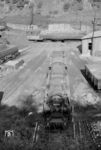 50 2193 vom Bw Düsseldorf-Derendorf zu Gast im Bw Remscheid-Lennep. Im Hintergrund ist die 20 m-Drehscheibe vor den Gleisen nach Lüttringhausen zu sehen sowie der Kohlevorrat. Anfang der 1950er Jahre betrug der Kohleverbrauch des Bw Lennep täglich 48 t. 229 Mitarbeiter waren für 22 stationierte Lokomotiven zuständig. Der Maschinenbestand blieb bis zur Auflösung des Betriebswerkes als selbstständige Dienststelle im Jahr 1960 etwa konstant.  (21.05.1960) <i>Foto: Wilfried Sieberg</i>
