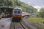 Die City-Bahn (CB) war eine Zuggattung im Nahverkehr, die die Deutsche Bundesbahn ab 1984 einführte, um Nebenstrecken attraktiver zu machen. Hierfür wurden alte n-Wagen ("Silberlinge") modernisiert und ein dichter Taktfahrplan eingeführt. Vorreiter war die Strecke Köln - Gummersbach - Meinerzhagen, hier mit einem von 218 142 geführten City-Bahnzug im Bahnhof Gummersbach. (22.05.1987) <i>Foto: Will A. Reed</i>