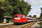 Das "mittwöchentliche Mumeltier" TRI 110 198 fährt mit der Wagenüberführung DLr 56716 (Dortmund-Eving - Köln Bbf) durch den Haltepunkt Haan. (06.08.2025) <i>Foto: Joachim Bügel</i>