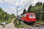 Nach der Überholung durch zwei verspätete Fernzüge in Solingen Hbf konnte TRI 110 198 am Bü Wilzhauser Weg in Solingen-Ohligs nochmals mit DLr 56717 nach Dortmund-Eving abgelichtet werden. (06.08.2025) <i>Foto: Joachim Bügel</i>