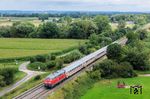 218 421 mit dem geschobenen IC 2084 (Oberstdorf - Augsburg [- Hamburg-Altona]) bei Lamerdingen nördlich von Buchloe. (03.08.2025) <i>Foto: Joachim Schmidt</i>