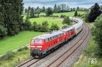 Bei Martinszell brummen 218 415 und 218 411 vor IC 2013 dem nächsten Halt in Immenstadt entgegen. (03.08.2025) <i>Foto: Joachim Schmidt</i>