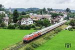 Nach dem Kopfmachen in Immenstadt geht es für den IC 2013 in Blaichach mit 218 411 und 218 415 auf die letzte Etappe nach Oberstdorf. (03.08.2025) <i>Foto: Joachim Schmidt</i>