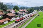 Zugkreuzung im Bahnhof Langenwang: 612 061 wartet als RE 7893 nach München die Durchfahrt des IC 2013 nach Oberstdorf mit 218 411 und 218 415 ab. (03.08.2025) <i>Foto: Joachim Schmidt</i>