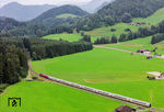 Hinter Langenwang haben 218 411 und 218 415 mit IC 2013 ihr Ziel in Oberstdorf fast erreicht. (03.08.2025) <i>Foto: Joachim Schmidt</i>