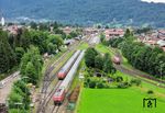Die Bereitstellung des IC 2012 im Bahnhof Oberstdorf erfordert einigen Rangieraufwand, weil das Ausziehgleis für beide Loks zu kurz ist. So wird die Vorspannlok 218 415 (rechts) zwischenzeitlich in Gleis 30 abgestellt, während Zuglok 218 411 über Gleis 54 an den Wagenpark umsetzt. In Gleis 53 steht 218 421 mit IC 2084. (04.08.2025) <i>Foto: Joachim Schmidt</i>
