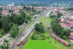 Das Rangiermanöver des IC 2012 mit 218 411 wird kurzzeitig durch die Ausfahrt des RE 7877 nach München unterbrochen. Daneben steht der IC 2084 mit 218 421, rechts die Vorspannlok des IC 2012 (218 415). (04.08.2025) <i>Foto: Joachim Schmidt</i>