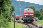 218 411 setzt in Gleis 54 im Bahnhof Oberstdorf an den Wagenpark des IC 2012. Beide Zugloks können hier nicht gleichzeitig umsetzen, weil die Gleisverbindung zwischen Weiche und Prellbock zu kurz ist. Links steht 218 421 vor dem IC 2084. (04.08.2025) <i>Foto: Joachim Schmidt</i>