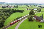 218 411 und 218 415 mit IC 2012 auf dem eingleisigen Streckenabschnitt zwischen Kempten (Allgäu) und Bad Grönenbach bei Dietmannsried. (04.08.2025) <i>Foto: Joachim Schmidt</i>