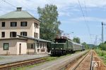 Am 18. Juni 2006 bot die Arbeitsgemeinschaft historische Eisenbahnfahrzeuge Willich mit Unterstützung von DB Regio Oberbayern einen Fotosonderzug auf der Strecke Freilassing - Berchtesgaden an. Zum Einsatz kam 194 158 von Barbara Pirch, die die frühere Planleistung des N 5513/5514 der Freilassinger 194 auf dieser Strecke nachbilden sollte. Ein erster Fotohalt wurde im Bahnhof Piding kurz vor Bad Reichenhall eingelegt. (18.06.2006) <i>Foto: Stefan von Lossow</i>
