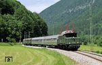 194 158 mit dem nachgebildeten N 5513 nach Berchtesgaden beim Fotohalt zwischen Hallthurm und Winkl. (18.06.2006) <i>Foto: Stefan von Lossow</i>