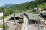 Im Bahnhof Berchtesgaden hatte der Sonderzug eine 1 1/2-stündige Pause. Gelegenheit, einen Blick von der alten Fußgängerüberführung auf 194 158 zu werfen. (18.06.2006) <i>Foto: Stefan von Lossow</i>