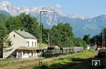 Der Klassiker im Bahnhof Bischofswiesen durfte natürlich auch nicht fehlen. 194 158 zeigt sich gegen 17 Uhr vor DPE 30784 (N 5514) im besten Licht vor der Alpenkulisse. (18.06.2006) <i>Foto: Stefan von Lossow</i>