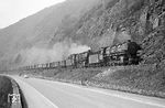 044 568 (Bw Ehrang) leistet 044 121 (ex 44 1122 vom Bw Koblenz-Mosel) Vorspann vor einem Leerzug des Montanverkehrs bei Hatzenport. (01.04.1971) <i>Foto: Wolfgang Bügel</i>