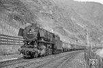 In Cochem war man mit der Elektrifizierung deutlich weiter, denn im gesamten Bahnhofsbereich hing bereits der Fahrdraht. Da sich der von den Bildern 110895 - 110899 bereits bekannte Kokszug Gag 5788 mit 044 367 näherte, wurde er in der Bahnhofseinfahrt als "Notschuss" erlegt. (01.04.1971) <i>Foto: Wolfgang Bügel</i>