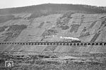 Die Saabrückener Neubaulok 023 069 sorgte selbst in der Mittagszeit vor dem P 2457 (Trier ab 12.32 Uhr - Koblenz an 15.02 Uhr) auf dem Pündericher Hangviadukt für eine kleine Dampffahne. (01.04.1971) <i>Foto: Wolfgang Bügel</i>